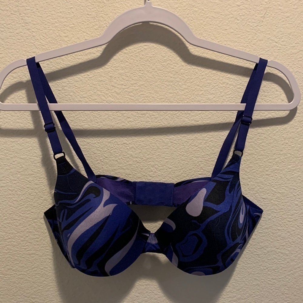 Maidenform Womens Padded push-up Bra. 36 C. Adj straps and back 2-hook closure. 